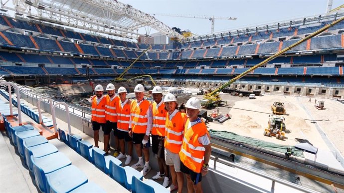 Ancelotti, Pintus y varios jugadores del Real Madrid visitan las obras del Santiago Bernabéu