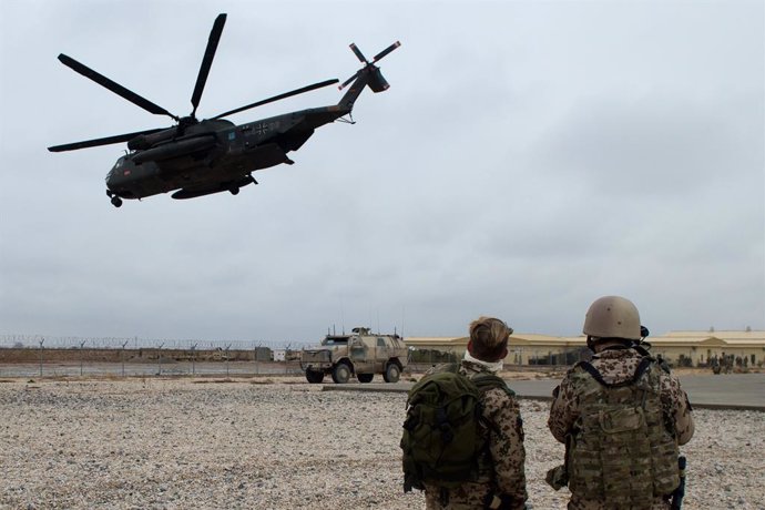Archivo - FILED - 11 December 2013, Afghanistan, Mazar-i-Sharif: Bundeswehr soldiers secure the take-off of a CH53 transport helicopter. The Bundeswehr is preparing for a much faster withdrawal from Afghanistan in consultation with its NATO allies. Phot