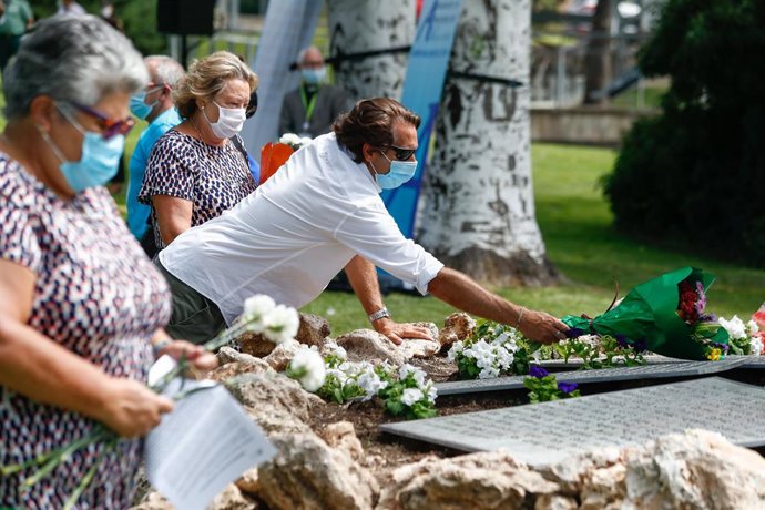 Archivo - Acto celebrado junto al aeropuerto Adolfo Suárez Madrid-Barajas por el aniversario del accidente aéreo de Spanair del que este miércoles se cumplen 12 años, a 20 de agosto de 2020.