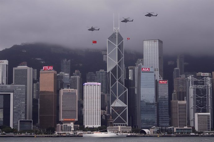 Archivo - 01 July 2021, China, Hong Kong: Helicopters fly past Central, displaying PRC national flag and Hong Kong official flag over the sky of Victoria Harbour in the morning of the 24th anniversary of Hong Kong's Handover and 100th anniversary of the