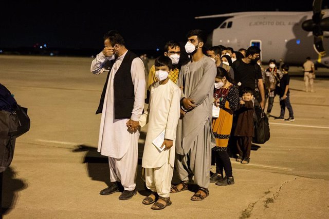 Un hombre emocionado acompañado de varias personas a su llegada a la pista tras bajarse del avión A400M en el que ha sido evacuados de Kabul, a 19 de agosto de 2021, en Torrejón de Ardoz, Madrid, (España).