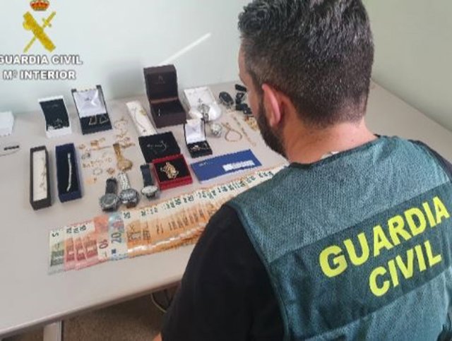 Guardia Civil con material incautado