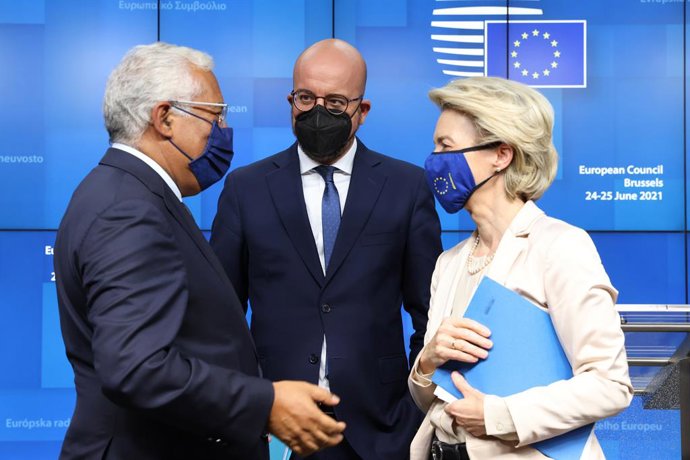 Archivo - HANDOUT - 25 June 2021, Belgium, Brussels: (L-R) Portuguese Prime Minister Antonio Costa, President of the European Council Charles Michel and President of the European Commission, Ursula von der Leyen stand together at a press conference at t