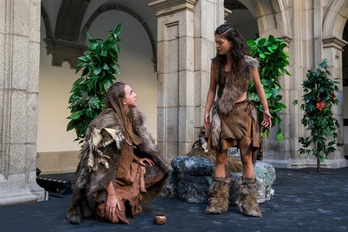 Una escena de la obra El animal de Hungría, interpretada por la compañia `Colectivo Állatok, en el IES San Isidro dentro del incomparable marco de los Veranos de la Villa