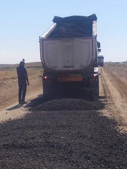 Trabajos de asflatado en la carretera que une Cervillego con la CL 610.