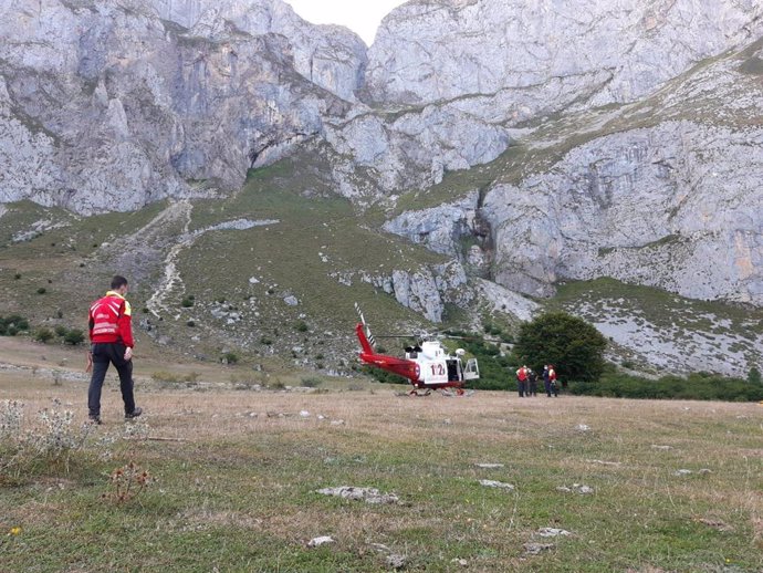 El helicóptero del Gobierno rescata senderistas en Picos de Europa