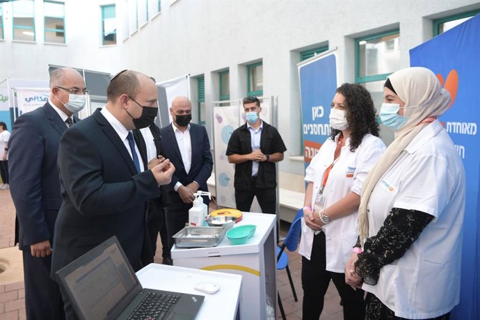 Naftali Bennett visita un centro de vacunación contra la COVID-19
