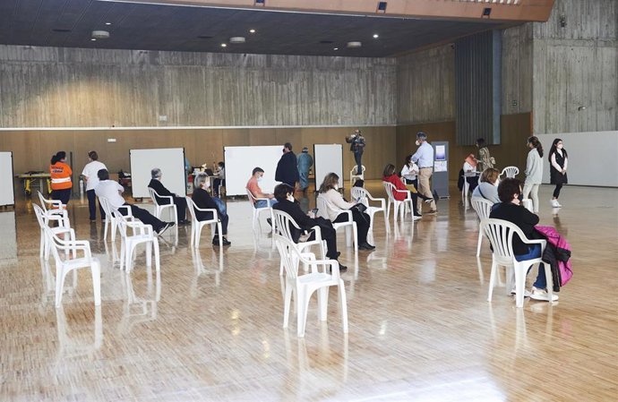 Archivo - Varias personas, en un dispositivo de vacunación masiva frente al Covid-19, en el Palacio de Exposiciones y Congresos de Santander