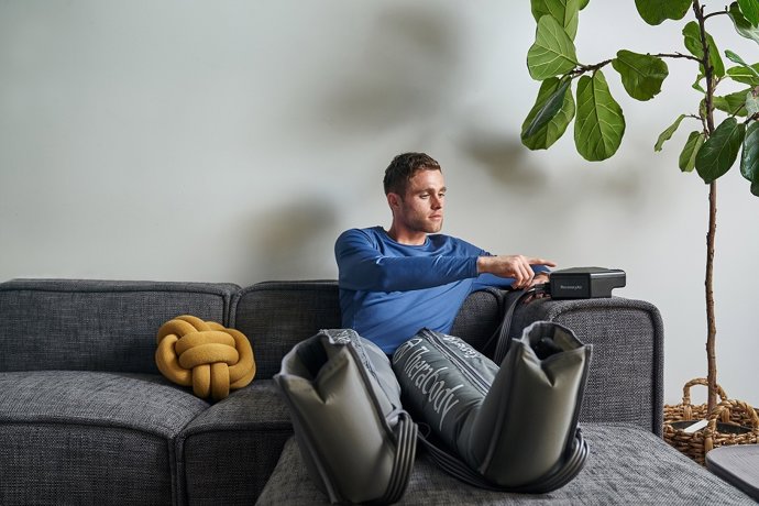 Therabody lanza mangas, pantalones y chalecos de compresión para recuperación pasiva.