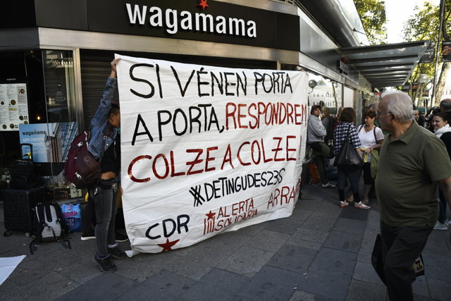Manifestantes independentistas se concentran en la entrada de la Audiencia Nacional para dar apoyo a los siete miembros de los  CDR. En la imagen, una mujer sujete una pancarta en Madrid (España), a 26 de septiembre de 2019.