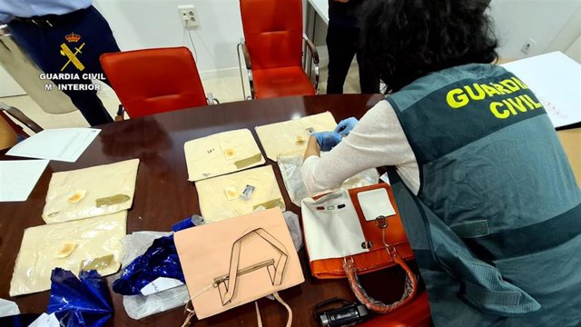 Bolsos intervenidos con la droga.