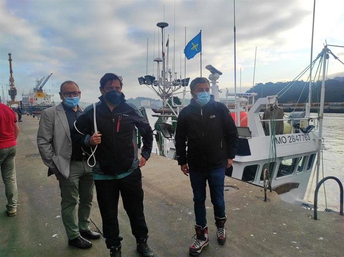 Alejandro Calvo, a la derecha, tras una noche de pesca