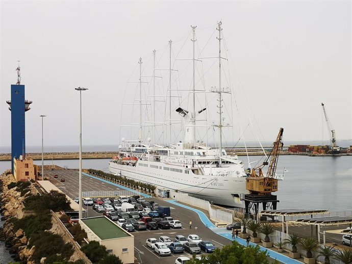 Crucero 'Wind Surf' en su primera escala en Almería en 2021.