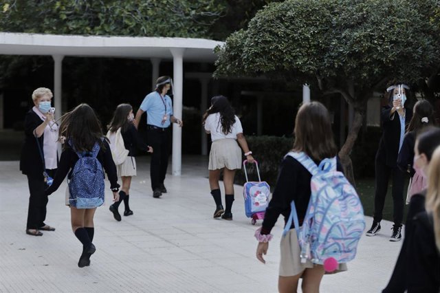 Archivo - Toma de temperatura a alumnos del Colegio Privado Alameda de Osuna 