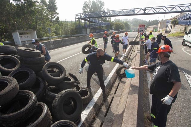 Archivo - Trabajadores de Alcoa cortan una carretera en el marco de su concentración para defender el futuro de la fábrica de aluminio en San Cibrao