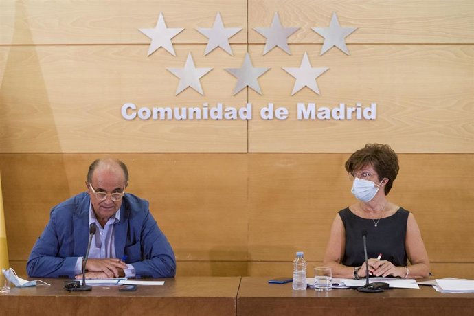 El viceconsejero de Asistencia Sanitaria y Salud Pública de la Comunidad de Madrid, Antonio Zapatero, y la directora general de Salud Pública, Elena Andradas, durante una rueda de prensa sobre la situación epidemiológica 
