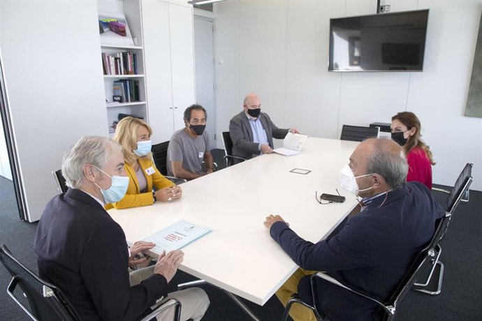 El Consejero De Industria, Turismo, Innovación, Transporte Y Comercio, Javier López Marcano (Dcha), Se Reúne Con El Alcalde De Arnuero, José Manuel Igual (Izda).