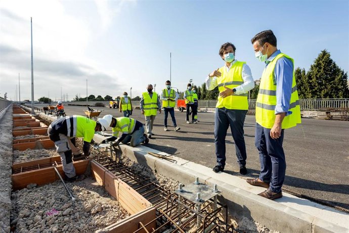 El consejero de Urbanismo, Víctor Serrano, visita las obras de prolongación de la avenida Tenor Fleta.