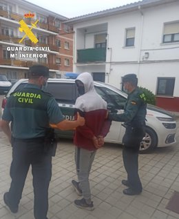 Momento de la detención del presunto autor del navajazo.