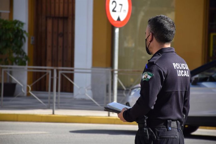 Agente de la Policía Local de Brenes en un control rutinario.