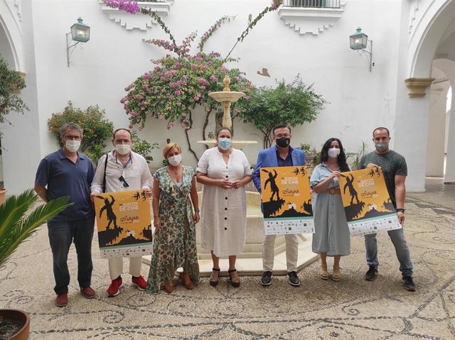 La vicepresidenta primera de la Diputación de Córdoba, Dolores Amo (centro), en la presentación de la Muestra de Cine Lago de Iznájar.