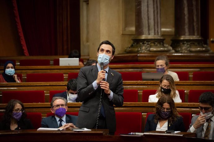 El conseller de Empresa y Trabajo, Roger Torrent, interviene durante una sesión plenaria en el Parlament de Catalunya, a 21 de julio de 2021, en Barcelona, Catalunya (España). 