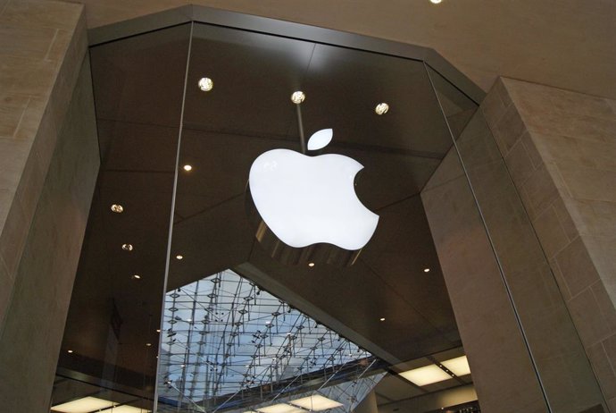 Archivo - Logo de Apple en su tienda en París.