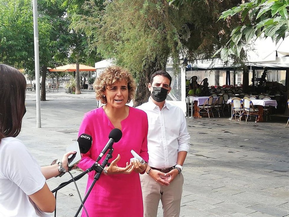 La portavoz del PP en el Parlamento Europeo, Dolors Montserrat, y el presidente provincial del PP en Barcelona, Manu Reyes.