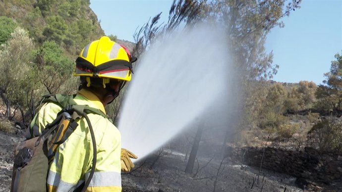 Bombero trabajando en la extinción del incendio de Azuébar