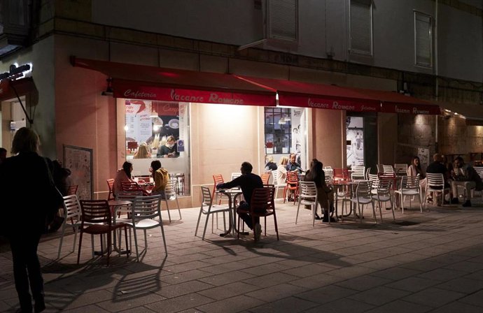 Archivo - Varias personas en una terraza de un bar.