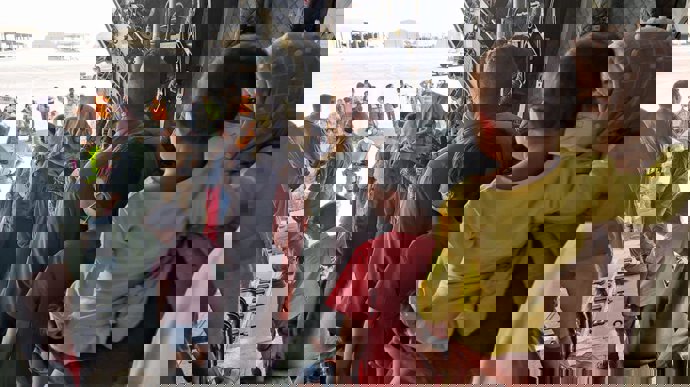 Niños y adultos a su llegada a Dubai tras haber sido repatriados de Afganistán por el Gobierno español