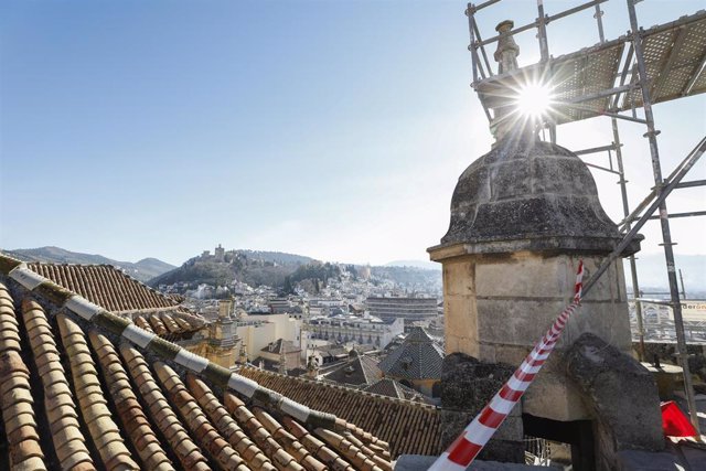 Archivo - Operarios interviniendo  y reparando los pináculos y zonas afectadas de la Catedral de Granada,  a mediados del pasado febrero