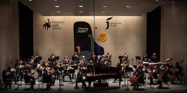 Archivo - Valentin Malinin, ganador de la última edición del Premio Jaén de Piano, durante su actuación en la final junto a la Orquesta Filarmónica de Málaga