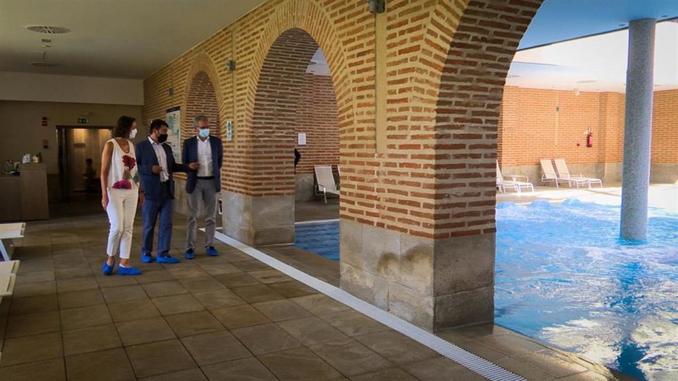 La ministra de Industria, Comercio y Turismo, Reyes Maroto, a la izquierda, junto al presidente de Castilla Termal, Roberto García, (centro) y el delegado del Gobierno en Castilla y León, Javier Izquierdo.
