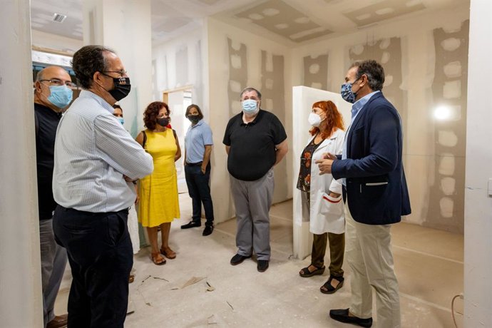 Ángel Lorén visita las obras de la nueva Casa Abierta para mujeres, ubicada frente al Albergue municipal
