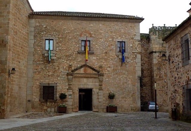Archivo - Fachada del edificio principal de la Diputación de Cáceres