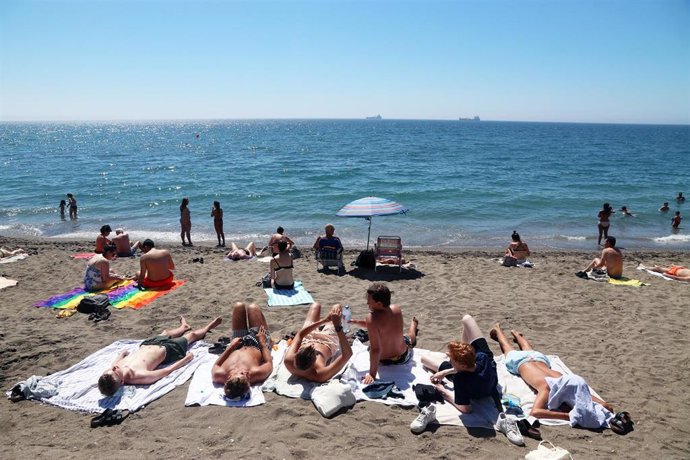 Bañistas y turistas disfrutan de un día en la playa de La Malagueta, donde hoy se ha conocido la noticia que Reino Unido mantiene a España en ámbar y no la coloca en zona roja por Covid a 05 de agosto 2021 en Málaga (Andalucía)