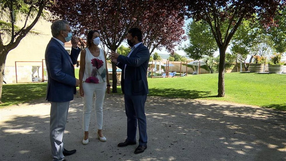 La ministra de Industria, Comercio y Turismo, Reyes Maroto, (centro) durante su visita a Olmedo (Valladolid).