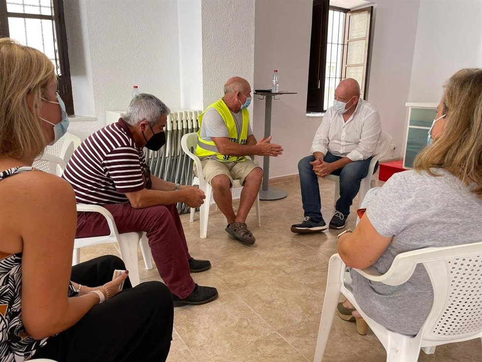 El portavoz adjunto socialista en el Parlamento de Andalucía, Gerardo Sánchez, en la reunión que ha mantenido con regantes del Río Verde en Almuñécar (Granada),