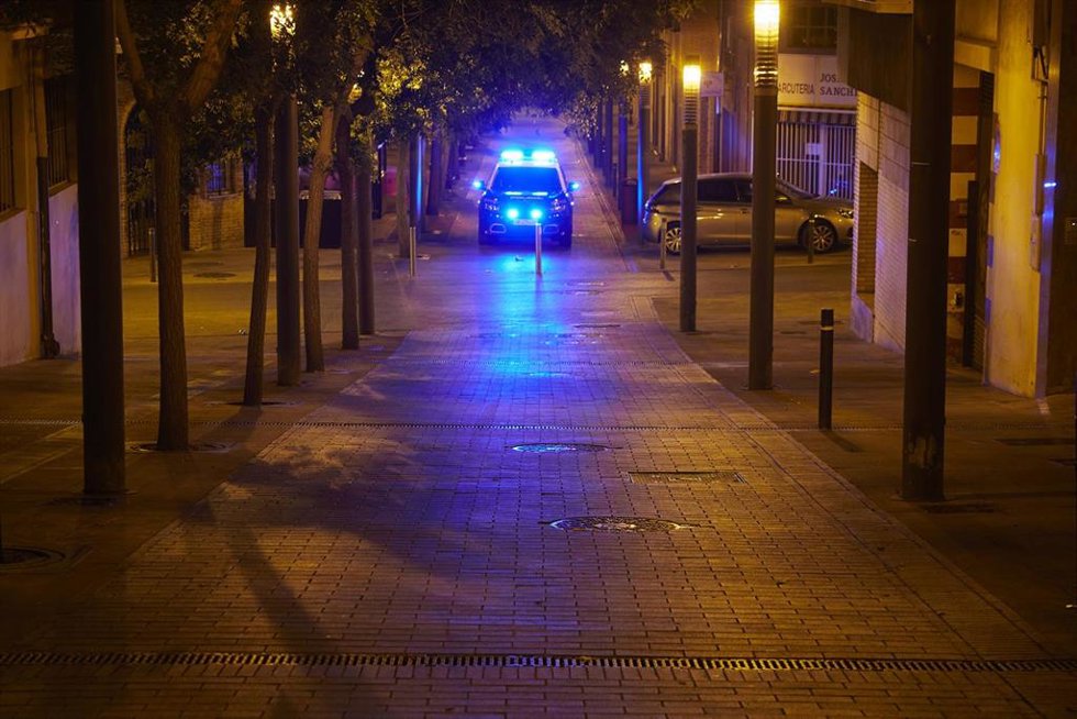 Imagen de archivo de un coche de la Policía Nacional patrullando durante un toque de queda por la Covid-19