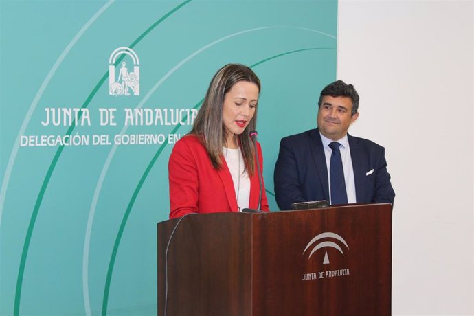 Archivo - El delegado de Cultura, José Manuel Correa, junto a la delegada de la Junta en Huelva, Bella Verano.