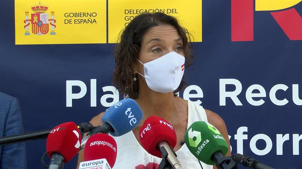 La ministra de Industria, Comercio y Turismo, Reyes Maroto, durante su visita a Olmedo (Valladolid).