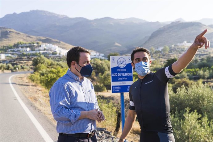 El diputado provincial Fernando Giménez junto con Alberto Contador en el Alto Velefique.