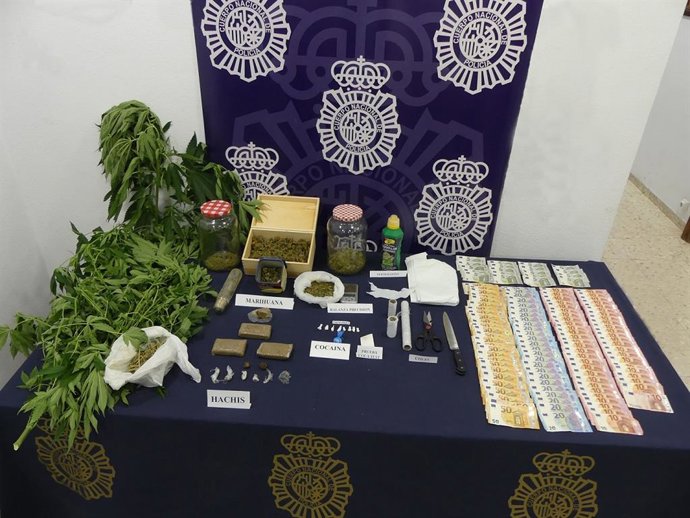 Archivo - Efectos intervenidos en un punto de venta de droga al menudeo en Ronda