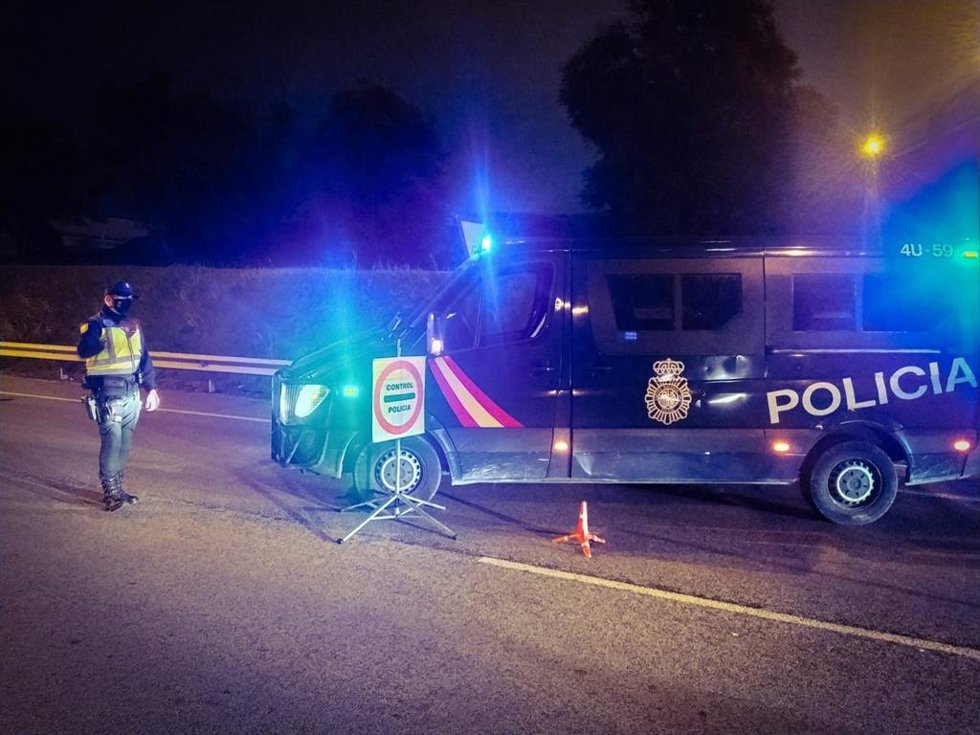 Archivo - Control policial para garantizar un cierre perimetral