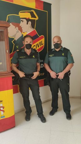 Dos guardias civiles de Almoradí salvan la vida a una mujer a punto de asfixiarse por un trozo de fruta