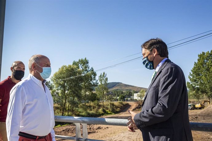 En primer plano, el consejero de Obras Públicas, José Luis Gochicoa (derecha), y el alcalde de Reinosa, José Miguel Barrio, en el inicio de las obras en el río Híjar para evitar inundaciones