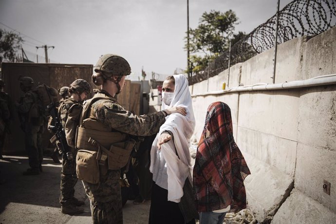 18 August 2021, Afghanistan, Kabul: US Marines check civilians at an Evacuee Control Checkpoint during the evacuation process at Hamid Karzai International Airport. Photo: Ssgt. Victor Mancilla/U.S. Marin/Planet Pix via ZUMA Press Wire/dpa