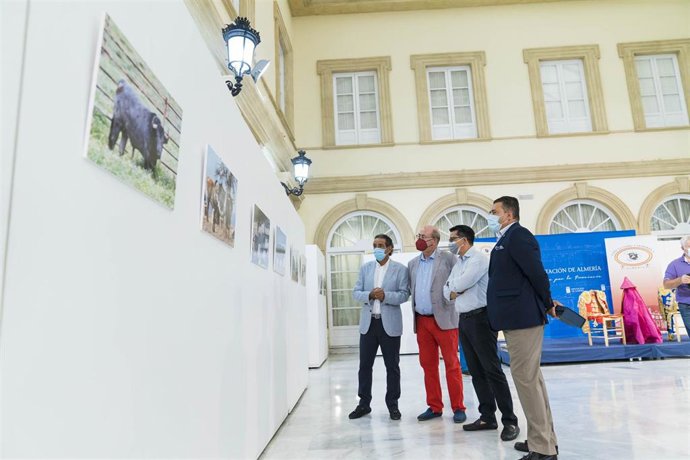 Inauguración de la exposición fotográfica 'Emociones'.