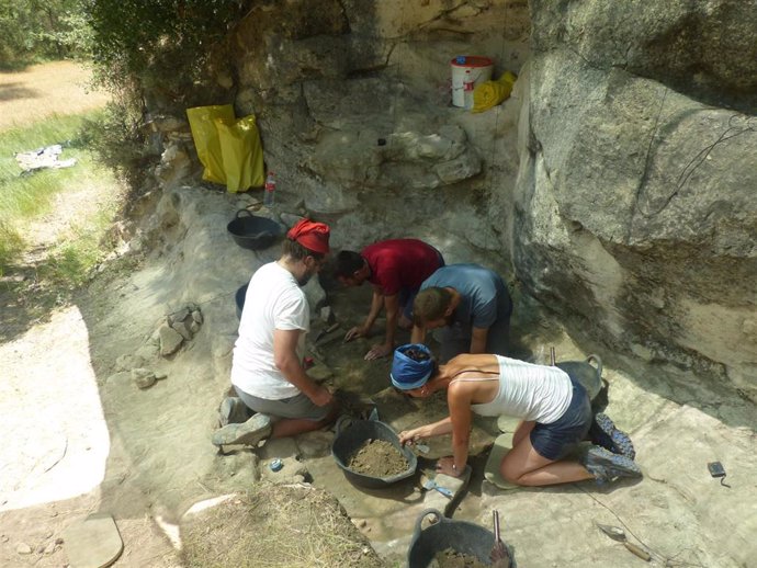 Concluyen dos décadas de excavaciones arqueológicas en abrigos prehistóricos de las Altas Cinco Villas.